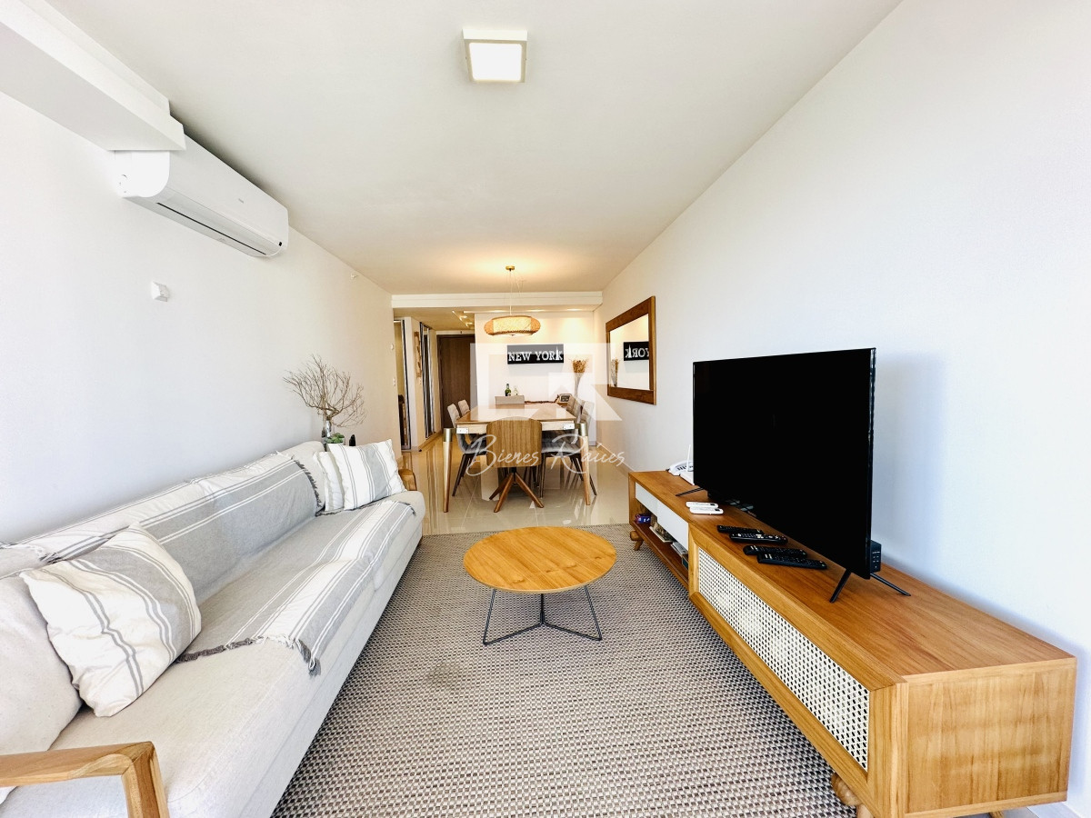 Apartamento ID.735 - Alquiler de temporada de apartamento en playa Brava de 2 dormitorios mas dependencia de servicio