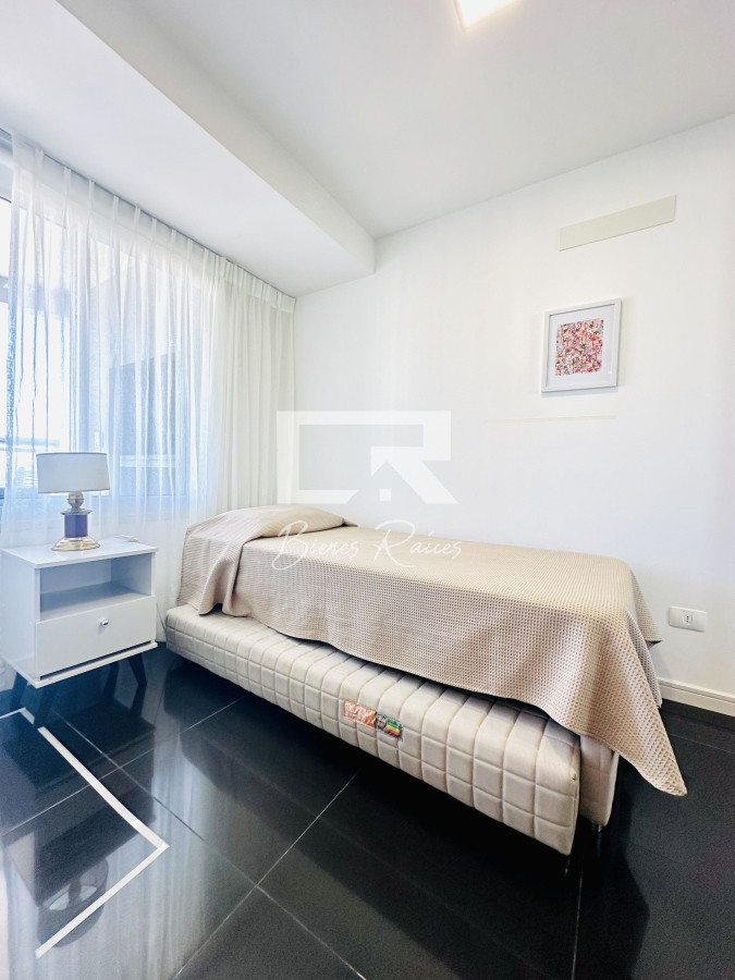 Apartamento ID.735 - Alquiler de temporada de apartamento en playa Brava de 2 dormitorios mas dependencia de servicio