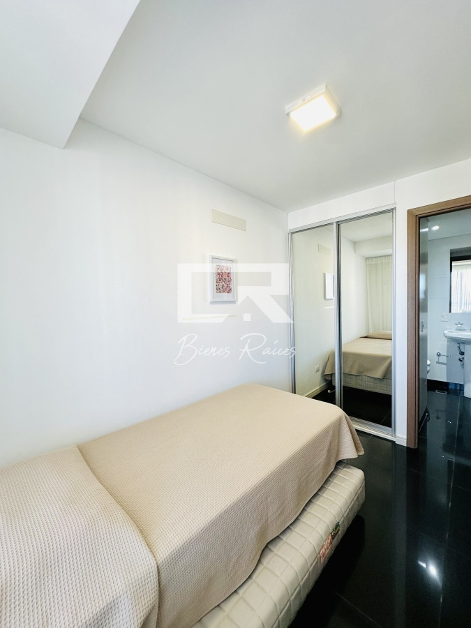 Apartamento ID.735 - Alquiler de temporada de apartamento en playa Brava de 2 dormitorios mas dependencia de servicio