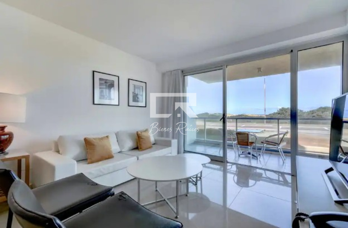Apartamento ID.648 - Apartamento de 3 Dormitorios en Venta Primera Línea del Mar, Playa Brava Punta del Este