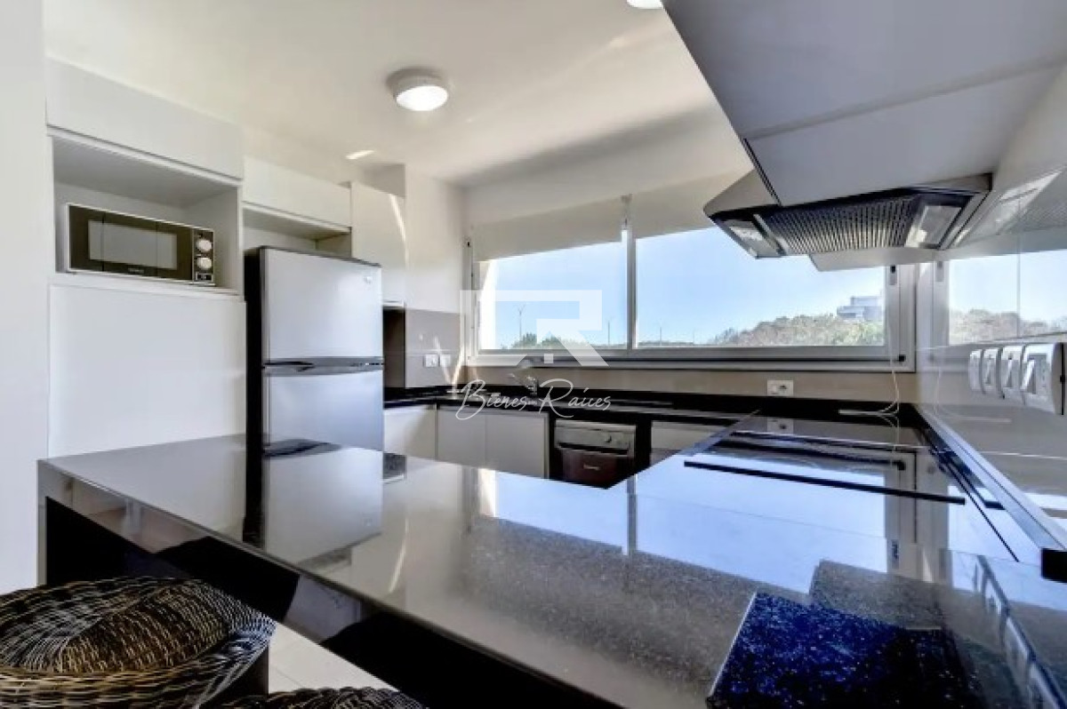 Apartamento ID.648 - Apartamento de 3 Dormitorios en Venta Primera Línea del Mar, Playa Brava Punta del Este
