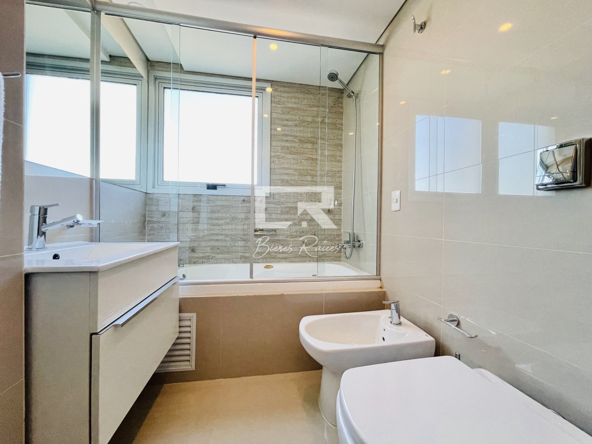 Apartamento ID.686 - Alquiler temporario de apartamento piso alto de tres dormitorios más dependencia en playa Brava, Punta del este 