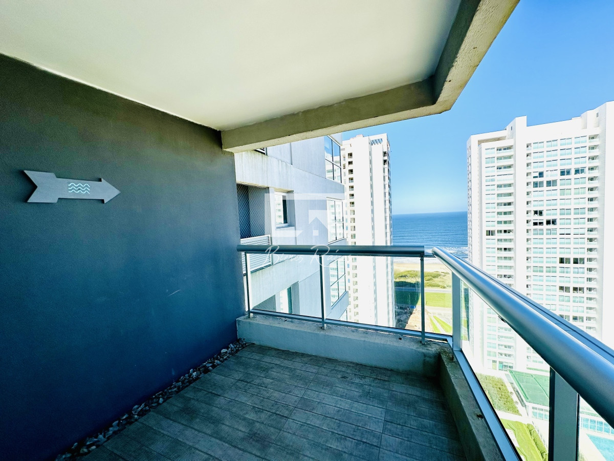 Apartamento ID.735 - Alquiler de temporada de apartamento en playa Brava de 2 dormitorios mas dependencia de servicio