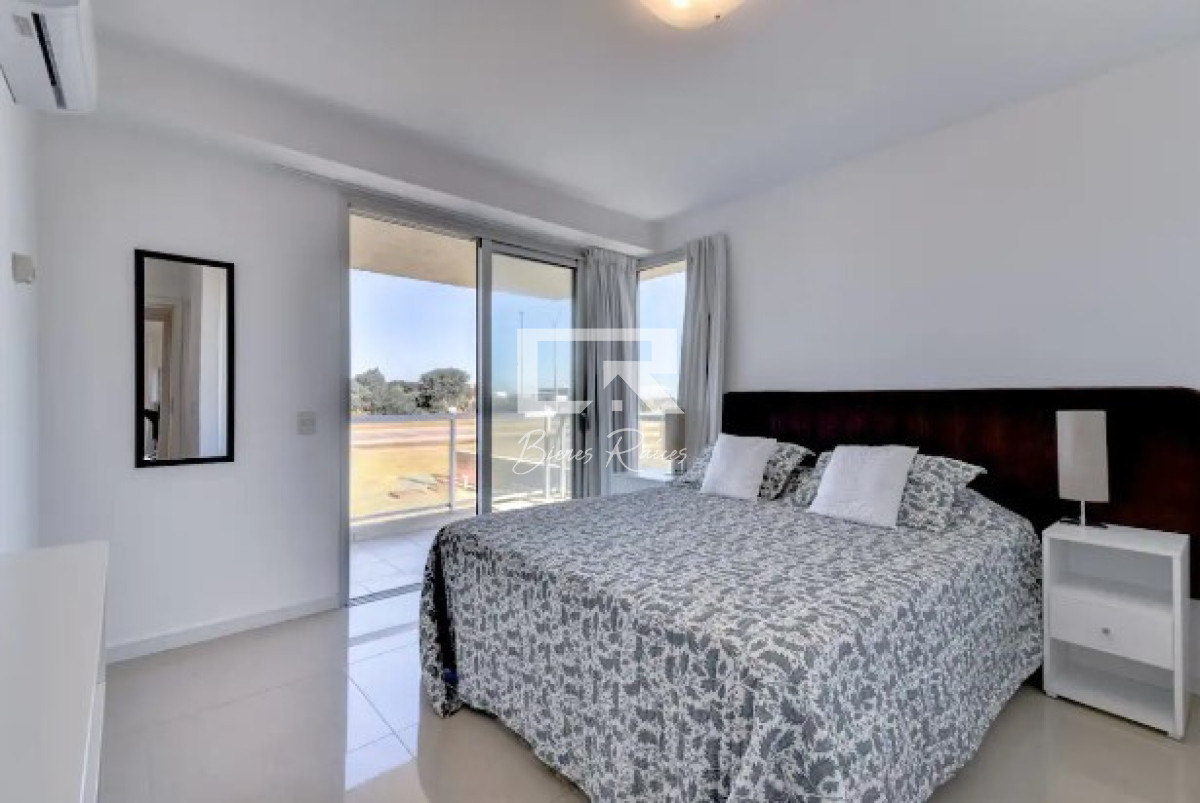 Apartamento ID.648 - Apartamento de 3 Dormitorios en Venta Primera Línea del Mar, Playa Brava Punta del Este
