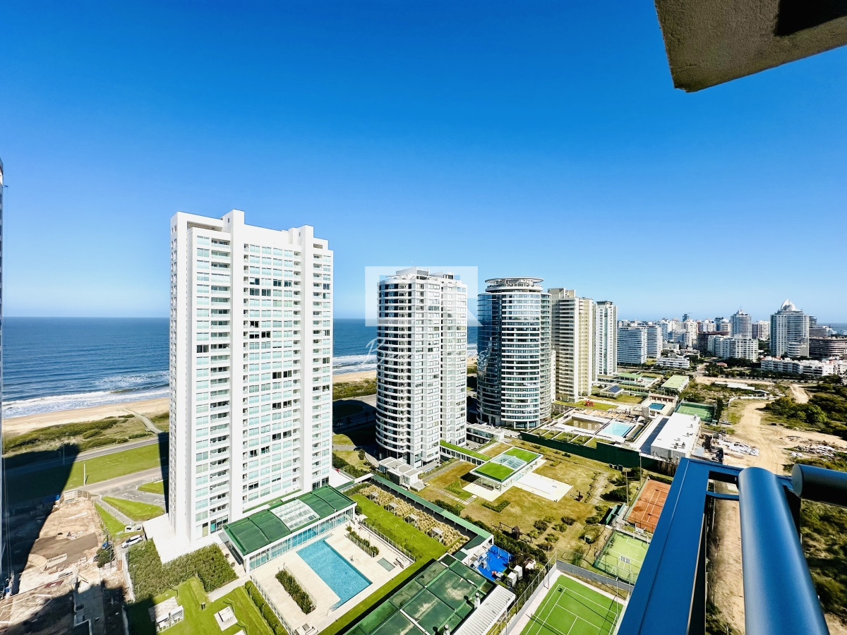 Apartamento ID.735 - Alquiler de temporada de apartamento en playa Brava de 2 dormitorios mas dependencia de servicio