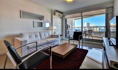 Venta de apartamento moderno de tres dormitorios súper bien ubicado entre playas Brava y Mansa