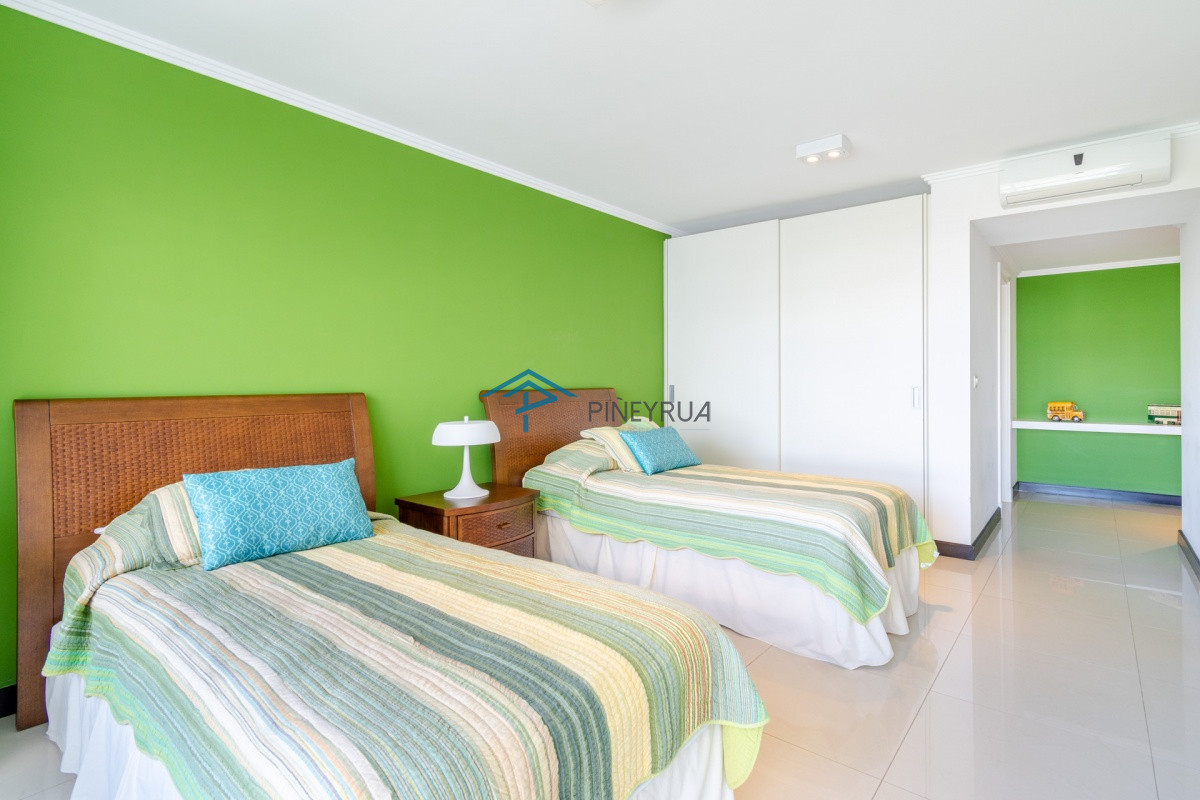 Apartamento ID.227 - Moderno Apartamento de 3 Dormitorio y Dependencia Frente al Mar, Playa Brava