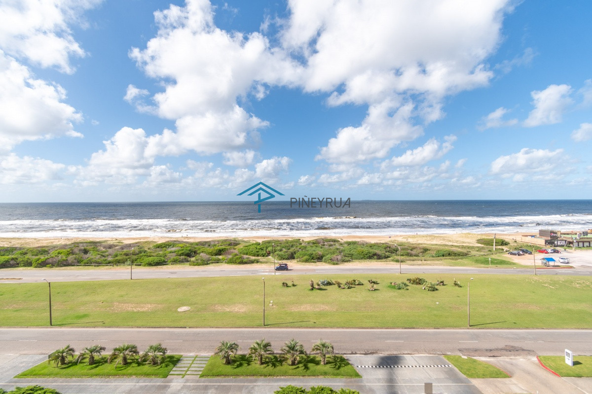 Apartamento ID.227 - Moderno Apartamento de 3 Dormitorio y Dependencia Frente al Mar, Playa Brava