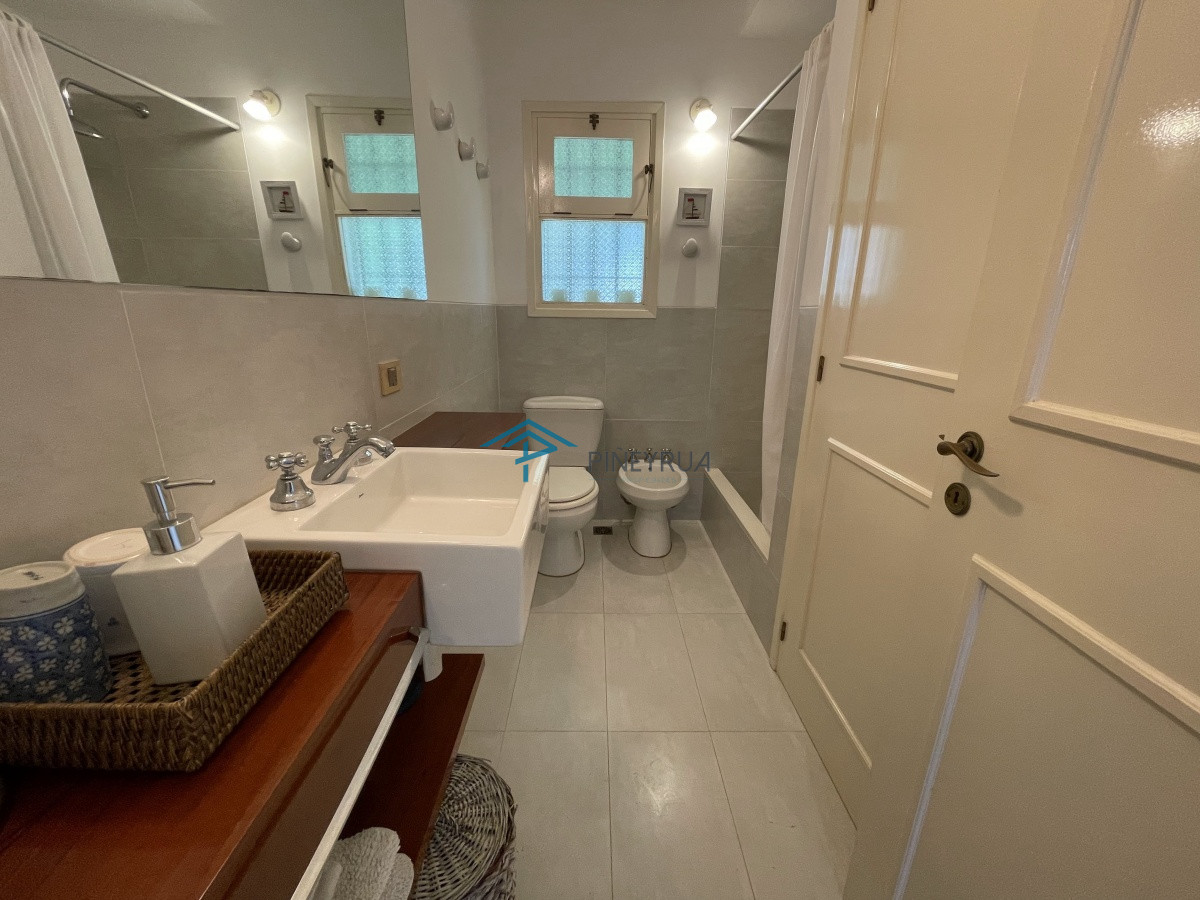 Casa ID.201 - Venta de casa amplia de construcción sólida sobre primera fila de Mar en La Juanita, José Ignacio