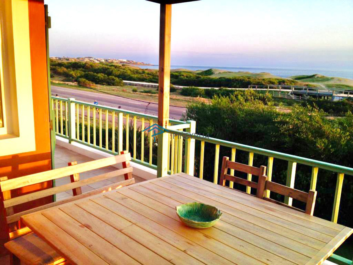 Casa ID.201 - Venta de casa amplia de construcción sólida sobre primera fila de Mar en La Juanita, José Ignacio