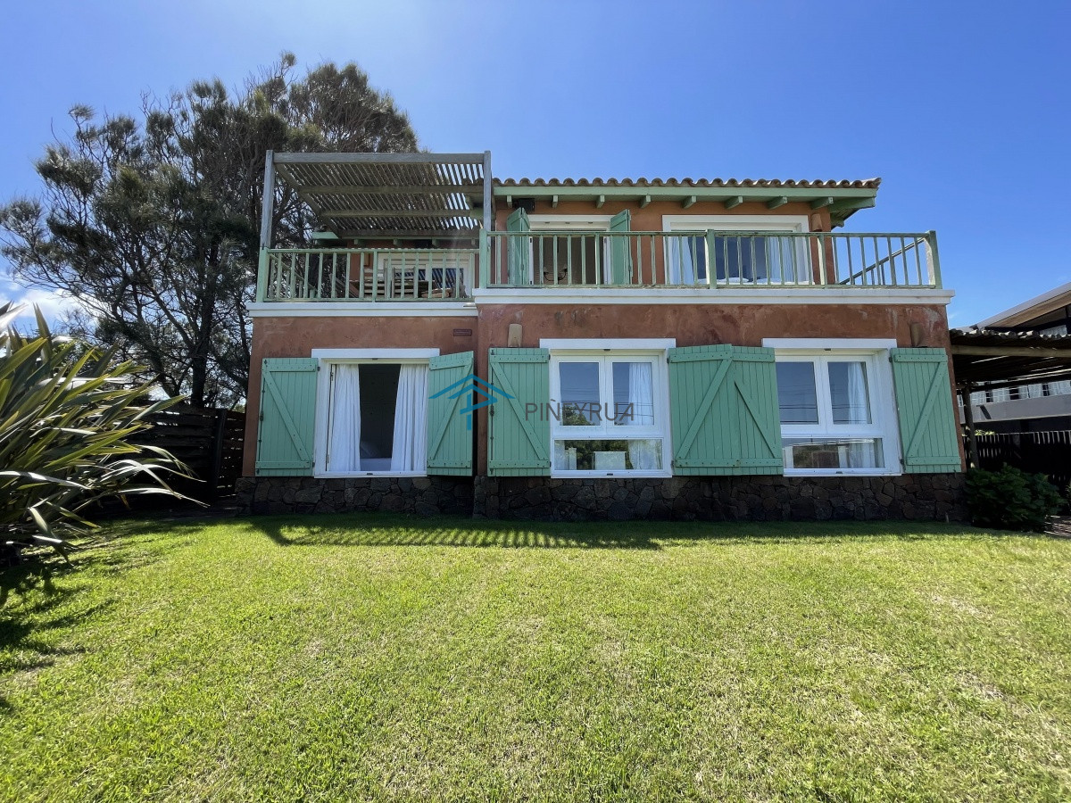 Casa ID.201 - Venta de casa amplia de construcción sólida sobre primera fila de Mar en La Juanita, José Ignacio