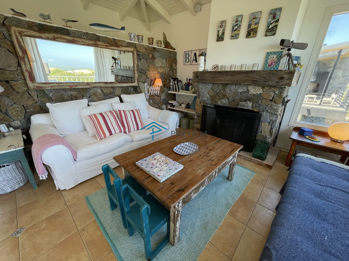 Casa ID.201 - Venta de casa amplia de construcción sólida sobre primera fila de Mar en La Juanita, José Ignacio