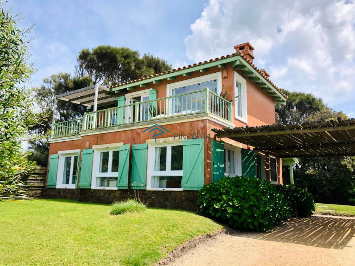 Casa ID.201 - Venta de casa amplia de construcción sólida sobre primera fila de Mar en La Juanita, José Ignacio