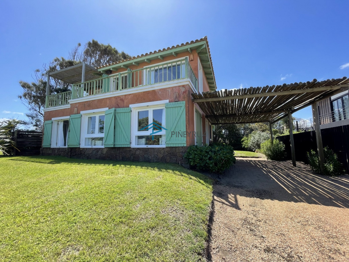 Casa ID.201 - Venta de casa amplia de construcción sólida sobre primera fila de Mar en La Juanita, José Ignacio