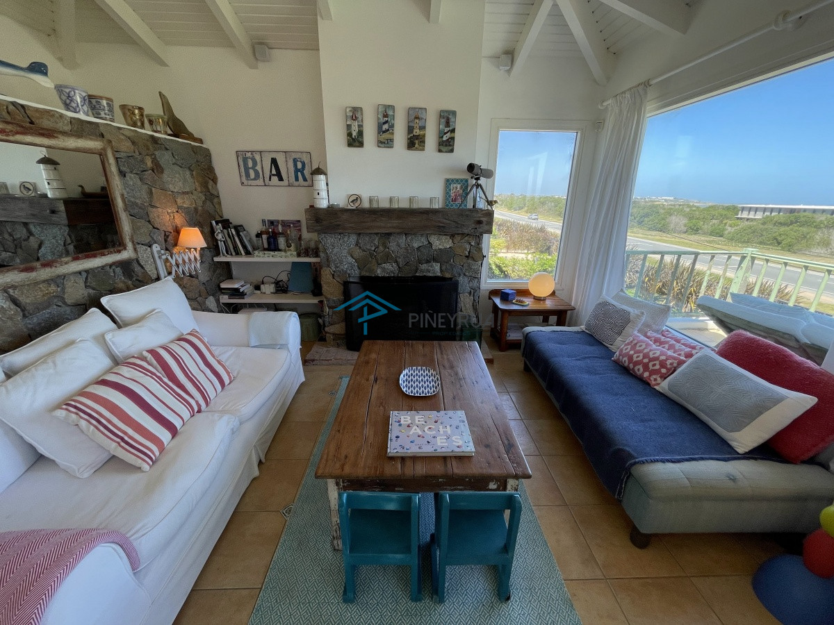Casa ID.201 - Venta de casa amplia de construcción sólida sobre primera fila de Mar en La Juanita, José Ignacio