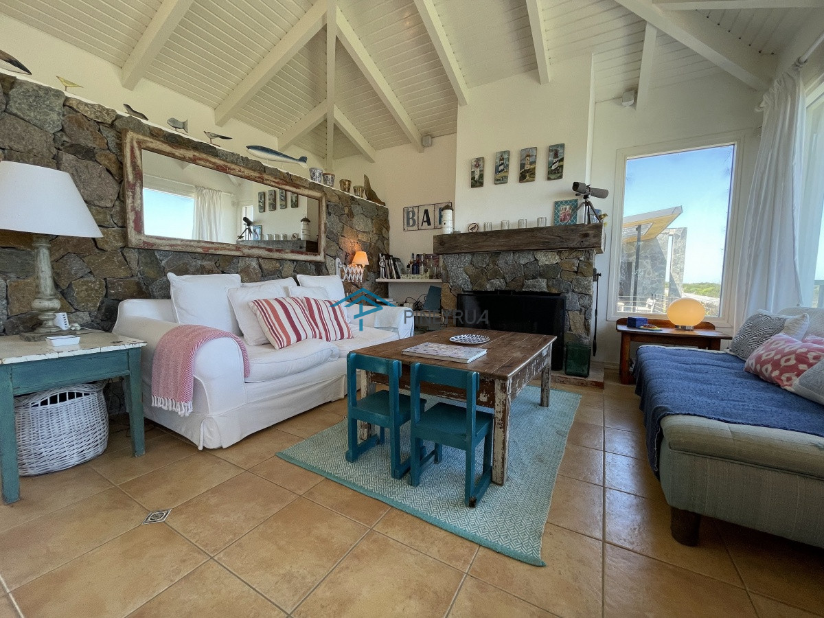 Casa ID.201 - Venta de casa amplia de construcción sólida sobre primera fila de Mar en La Juanita, José Ignacio