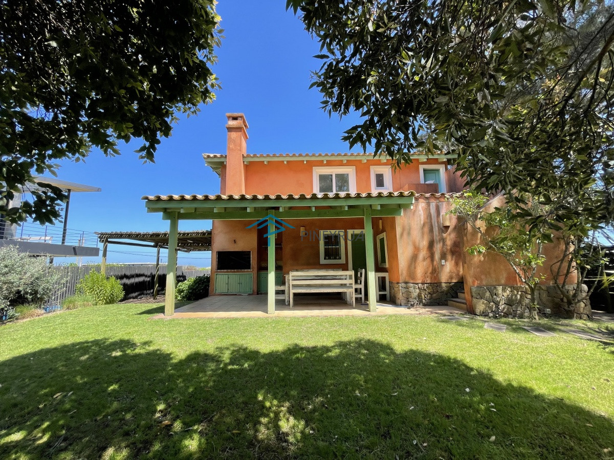 Casa ID.201 - Venta de casa amplia de construcción sólida sobre primera fila de Mar en La Juanita, José Ignacio