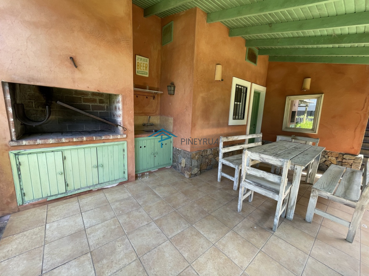 Casa ID.201 - Venta de casa amplia de construcción sólida sobre primera fila de Mar en La Juanita, José Ignacio