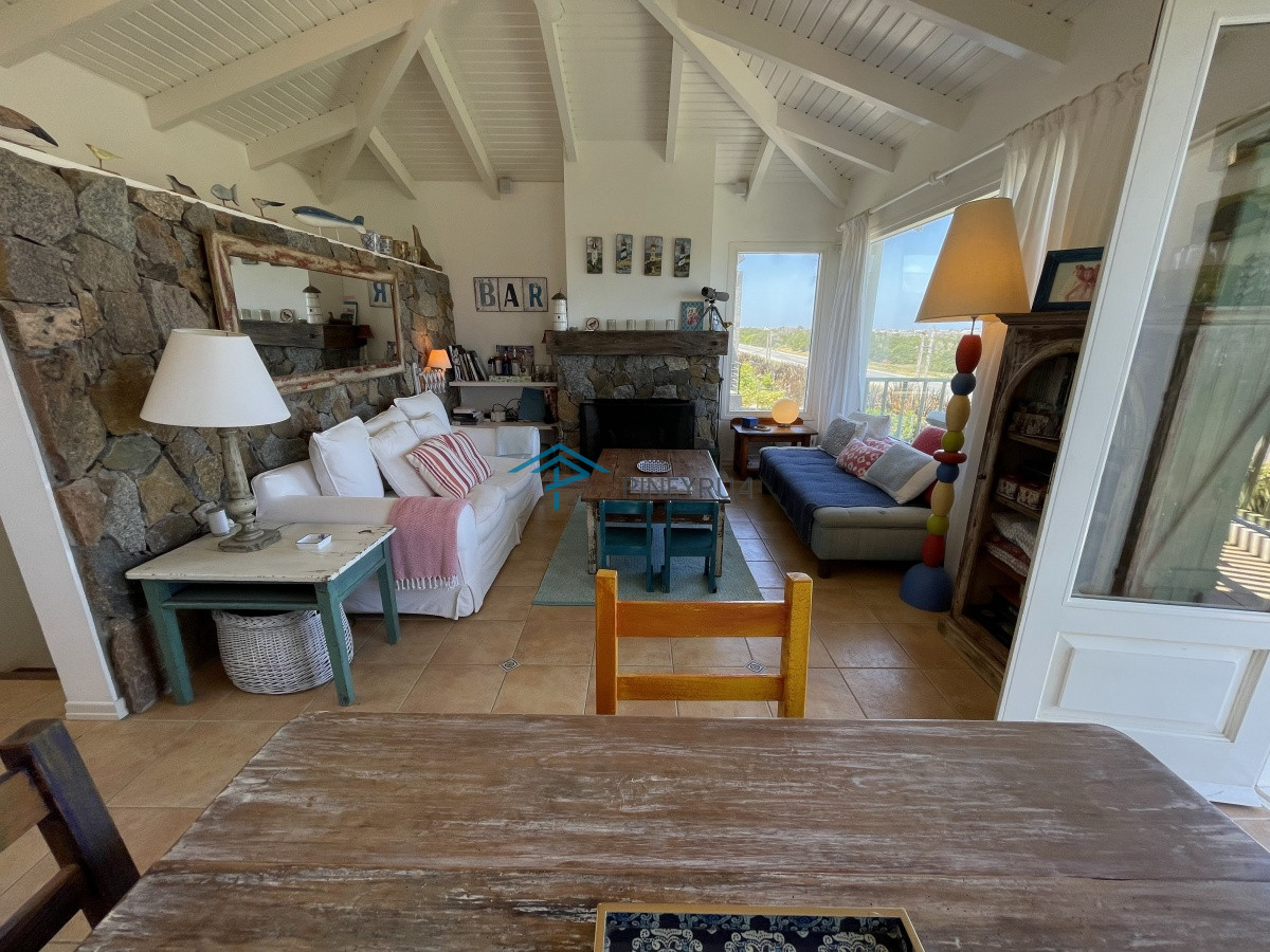 Casa ID.201 - Venta de casa amplia de construcción sólida sobre primera fila de Mar en La Juanita, José Ignacio
