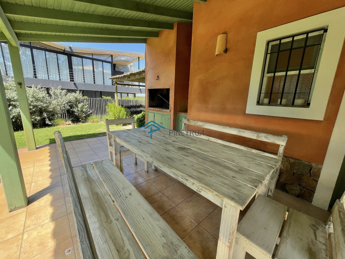 Casa ID.201 - Venta de casa amplia de construcción sólida sobre primera fila de Mar en La Juanita, José Ignacio