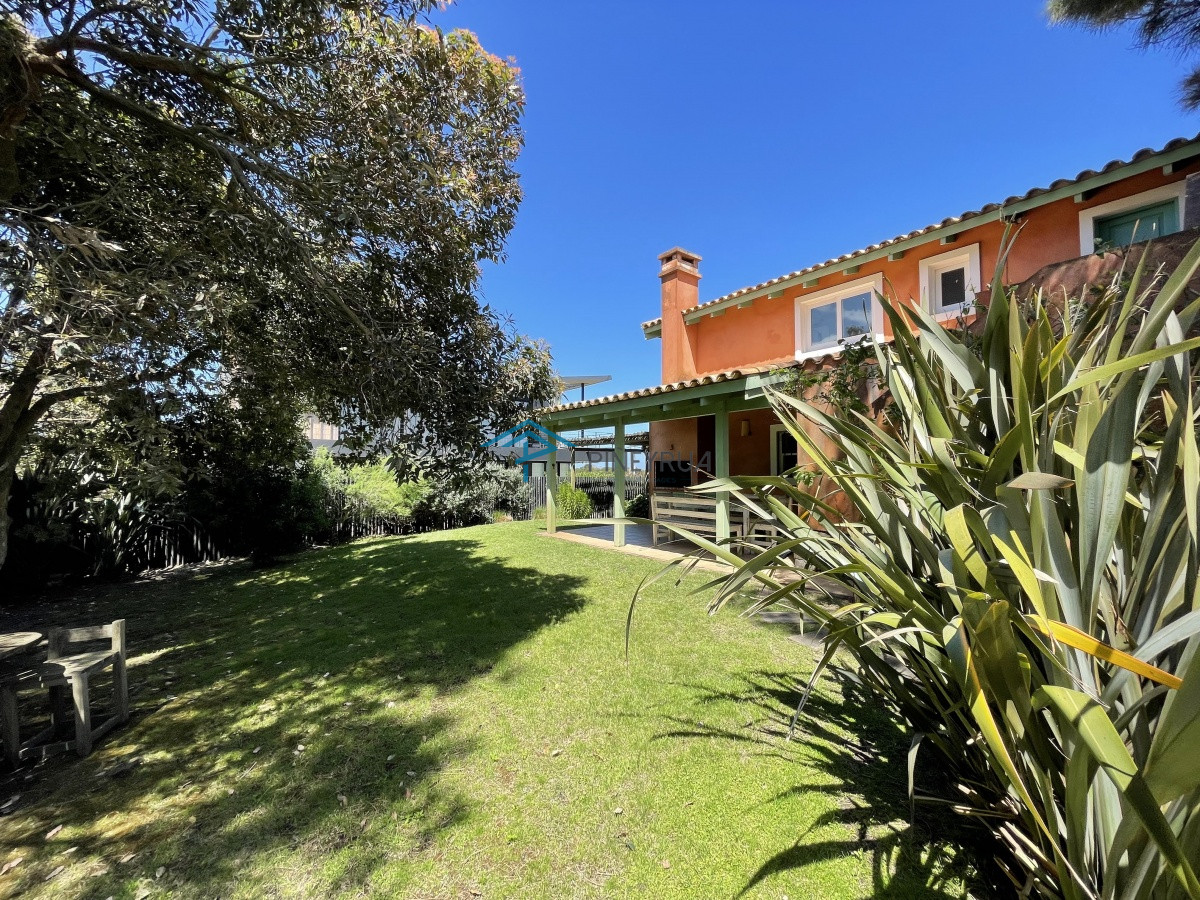 Casa ID.201 - Venta de casa amplia de construcción sólida sobre primera fila de Mar en La Juanita, José Ignacio