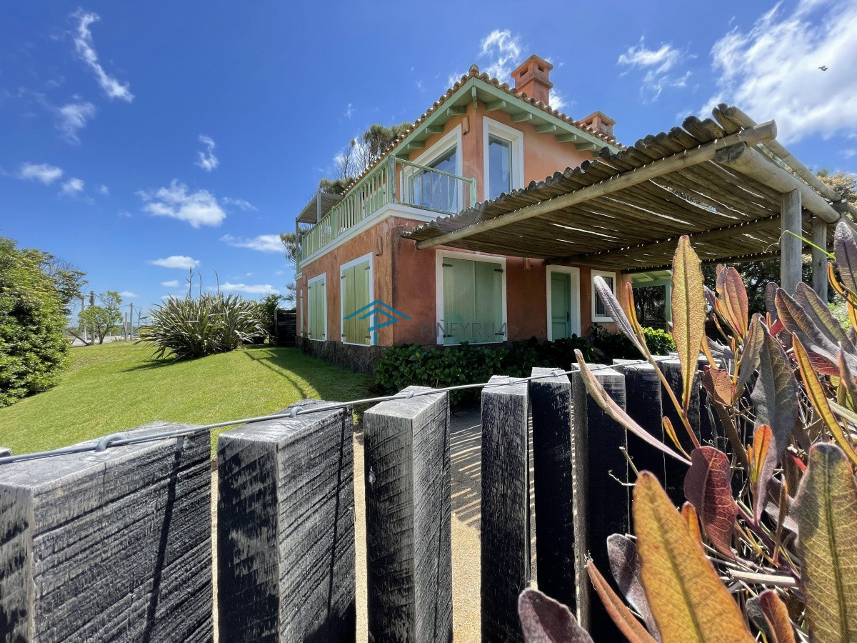 Casa ID.201 - Venta de casa amplia de construcción sólida sobre primera fila de Mar en La Juanita, José Ignacio
