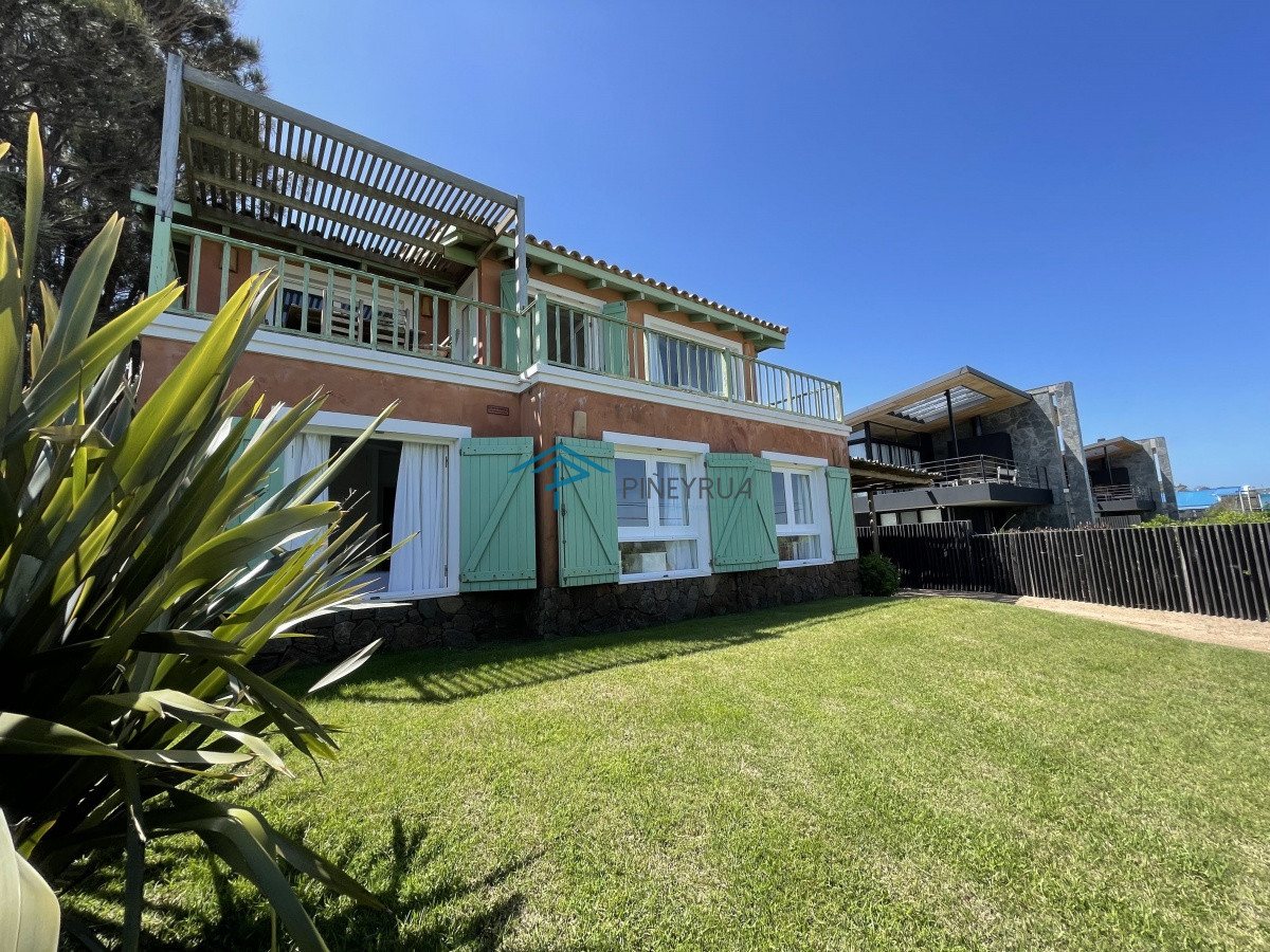 Casa ID.201 - Venta de casa amplia de construcción sólida sobre primera fila de Mar en La Juanita, José Ignacio