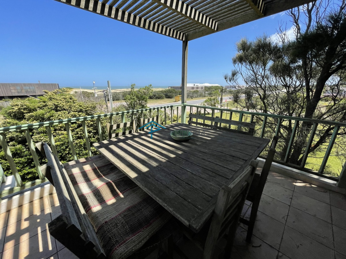 Casa ID.201 - Venta de casa amplia de construcción sólida sobre primera fila de Mar en La Juanita, José Ignacio