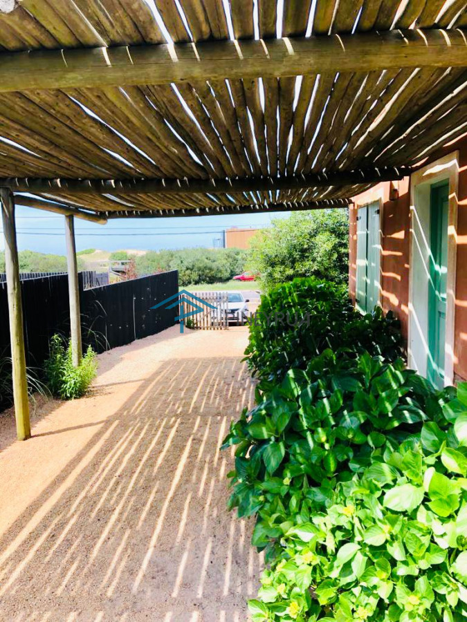 Casa ID.201 - Venta de casa amplia de construcción sólida sobre primera fila de Mar en La Juanita, José Ignacio