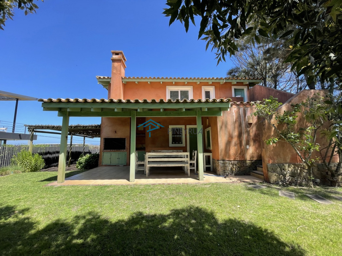Casa ID.201 - Venta de casa amplia de construcción sólida sobre primera fila de Mar en La Juanita, José Ignacio
