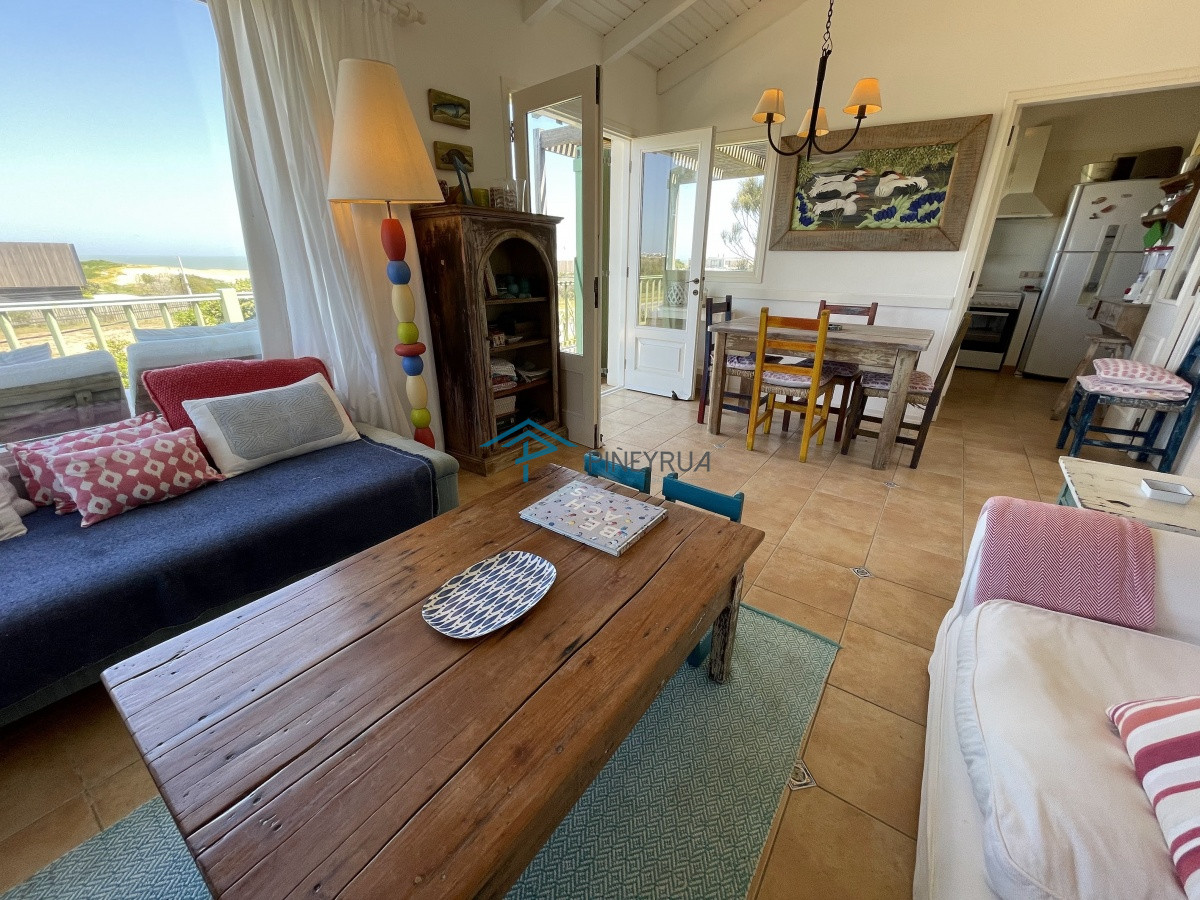 Casa ID.201 - Venta de casa amplia de construcción sólida sobre primera fila de Mar en La Juanita, José Ignacio