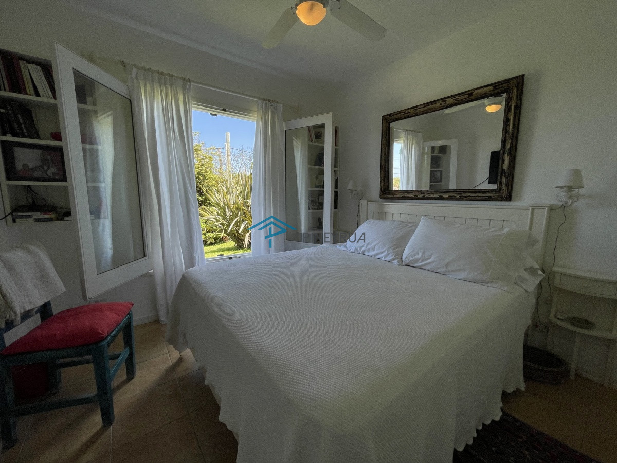 Casa ID.201 - Venta de casa amplia de construcción sólida sobre primera fila de Mar en La Juanita, José Ignacio