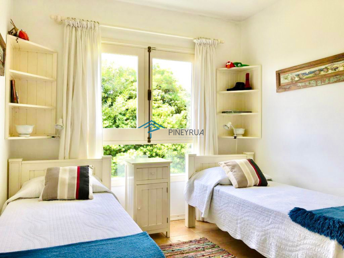 Casa ID.201 - Venta de casa amplia de construcción sólida sobre primera fila de Mar en La Juanita, José Ignacio