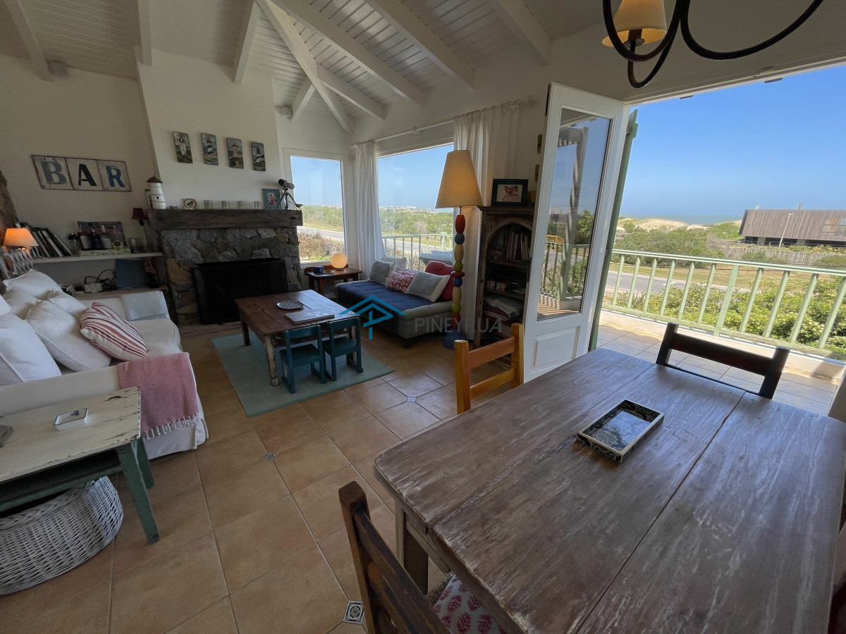 Casa ID.201 - Venta de casa amplia de construcción sólida sobre primera fila de Mar en La Juanita, José Ignacio