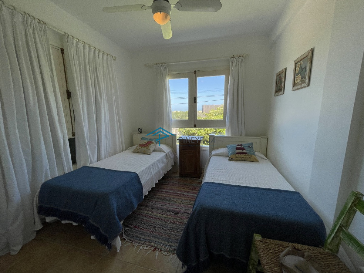 Casa ID.201 - Venta de casa amplia de construcción sólida sobre primera fila de Mar en La Juanita, José Ignacio