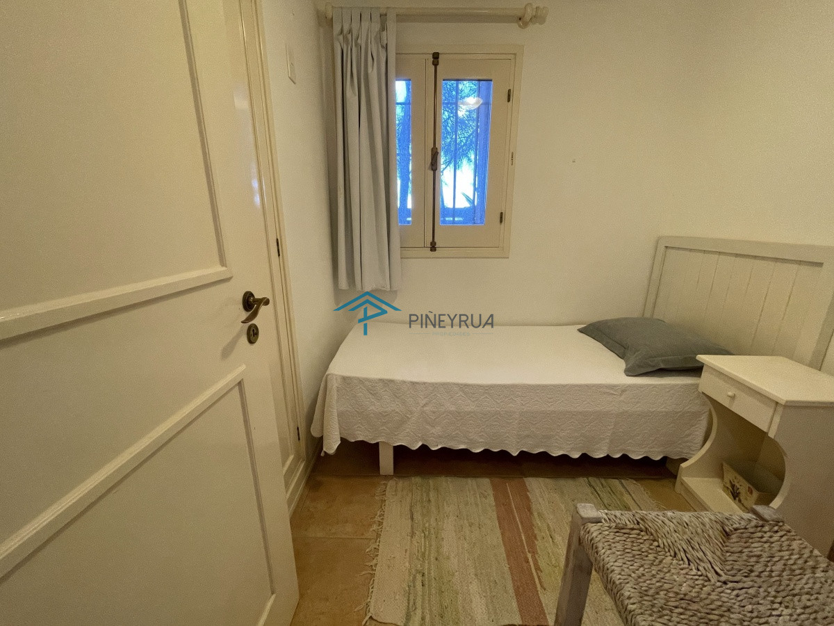 Casa ID.201 - Venta de casa amplia de construcción sólida sobre primera fila de Mar en La Juanita, José Ignacio