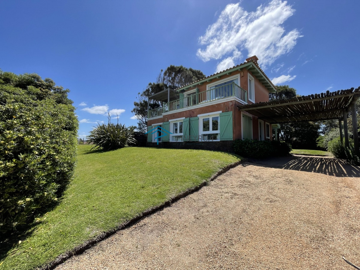 Casa ID.201 - Venta de casa amplia de construcción sólida sobre primera fila de Mar en La Juanita, José Ignacio