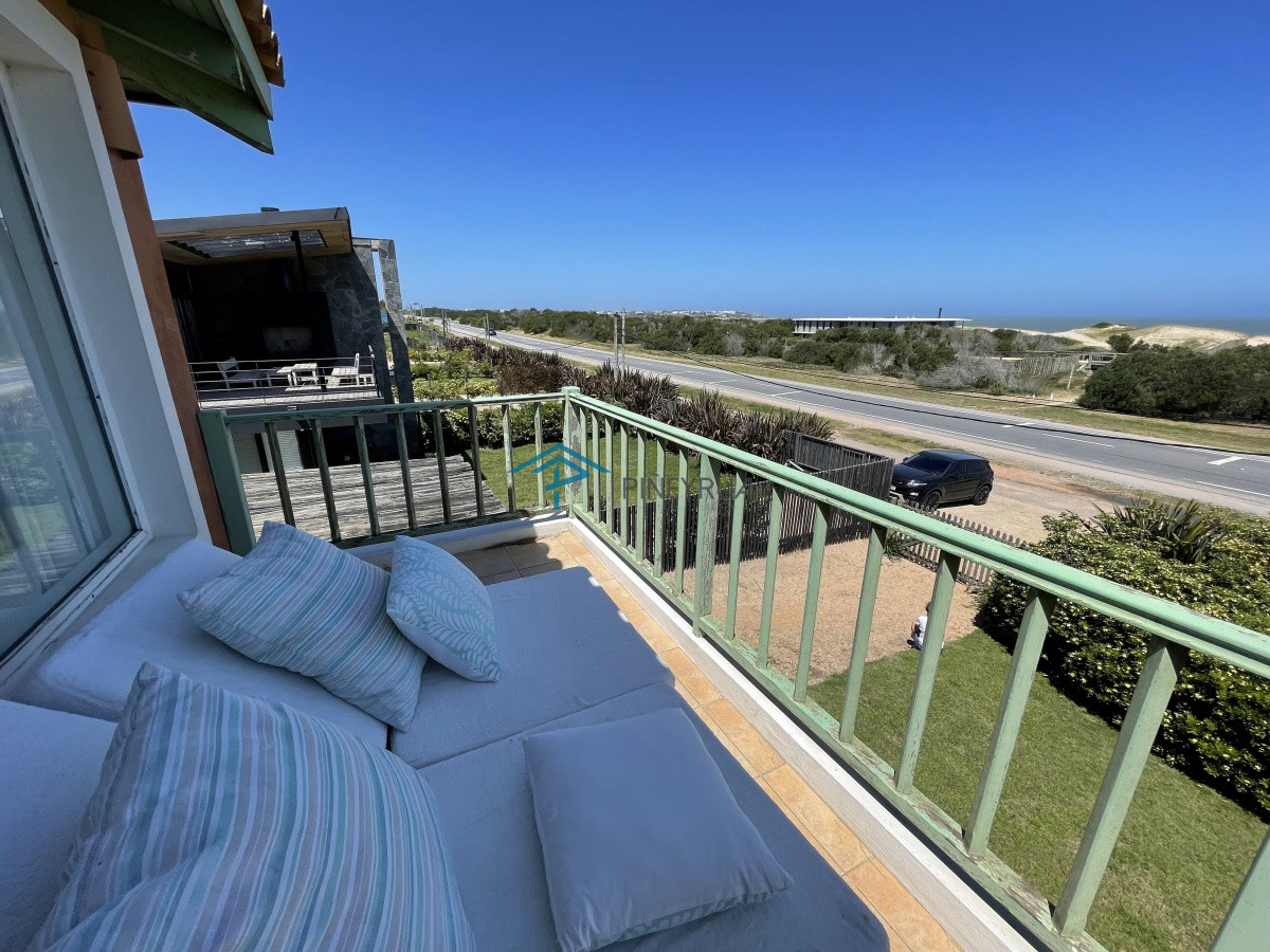 Casa ID.201 - Venta de casa amplia de construcción sólida sobre primera fila de Mar en La Juanita, José Ignacio