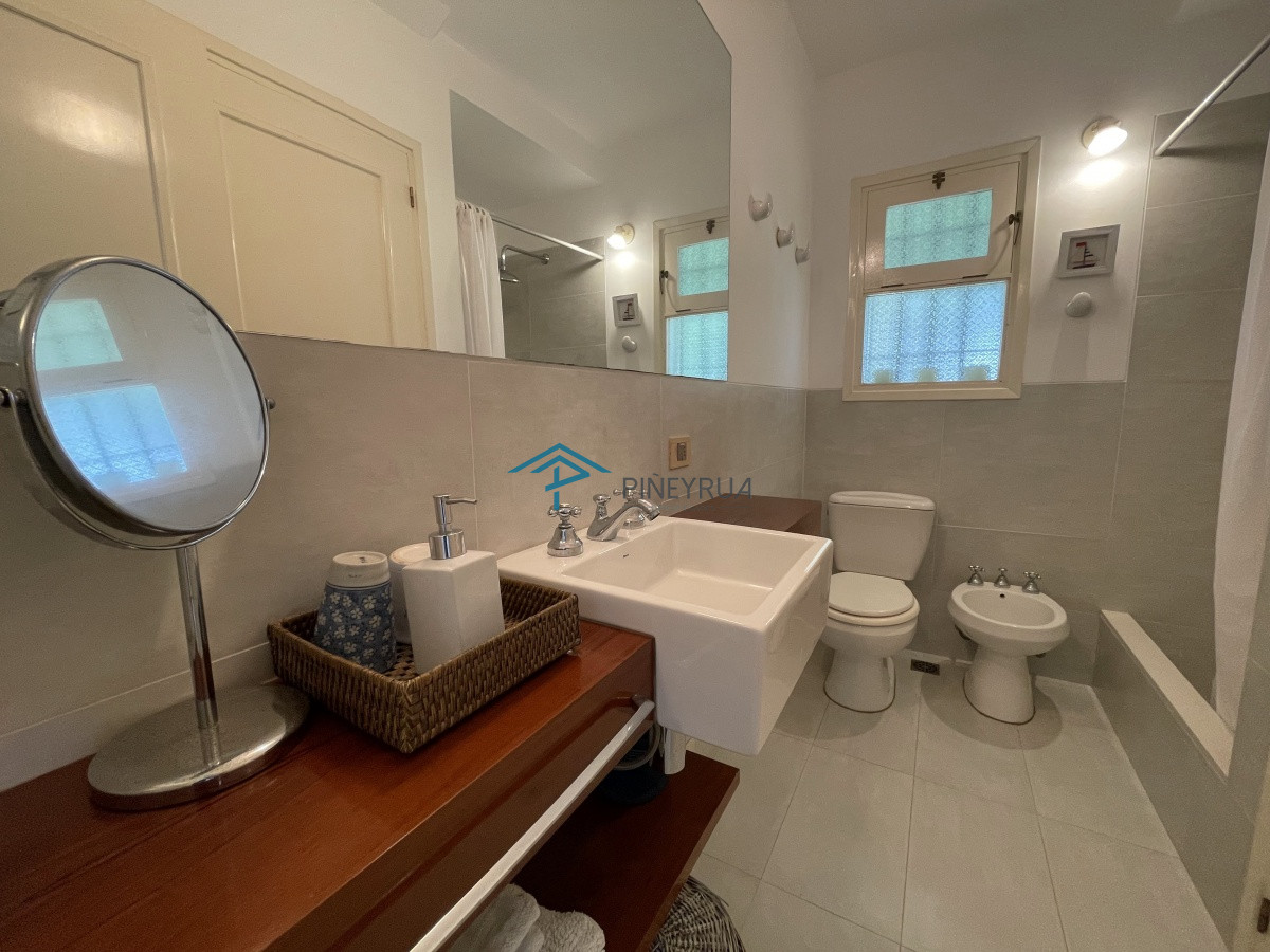 Casa ID.201 - Venta de casa amplia de construcción sólida sobre primera fila de Mar en La Juanita, José Ignacio