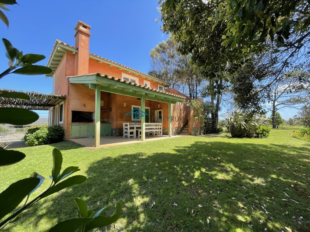 Casa ID.201 - Venta de casa amplia de construcción sólida sobre primera fila de Mar en La Juanita, José Ignacio