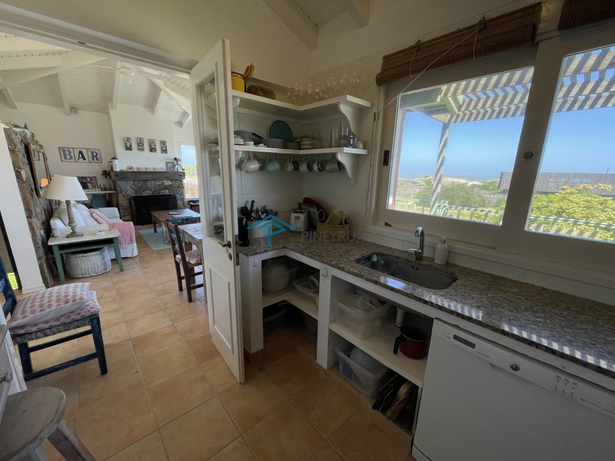 Casa ID.201 - Venta de casa amplia de construcción sólida sobre primera fila de Mar en La Juanita, José Ignacio
