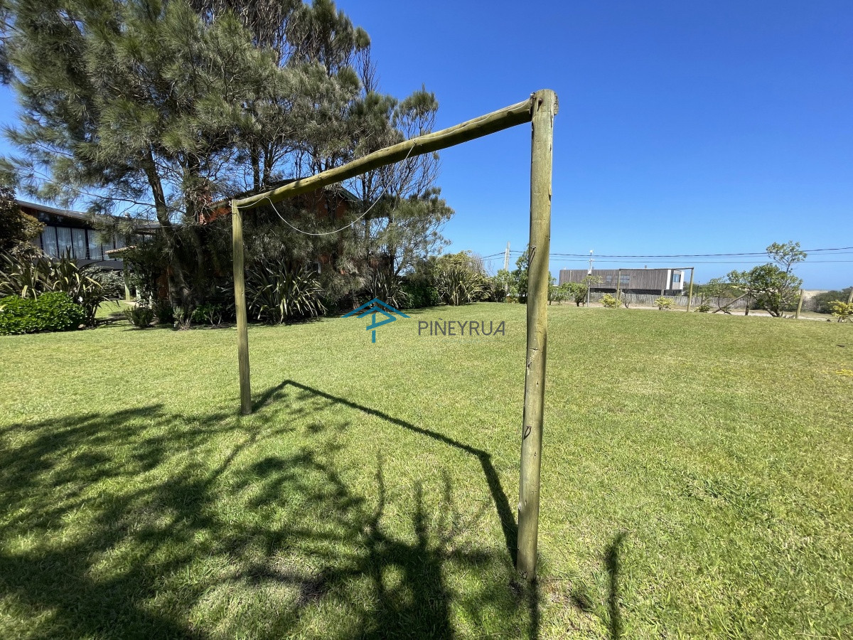 Casa ID.201 - Venta de casa amplia de construcción sólida sobre primera fila de Mar en La Juanita, José Ignacio