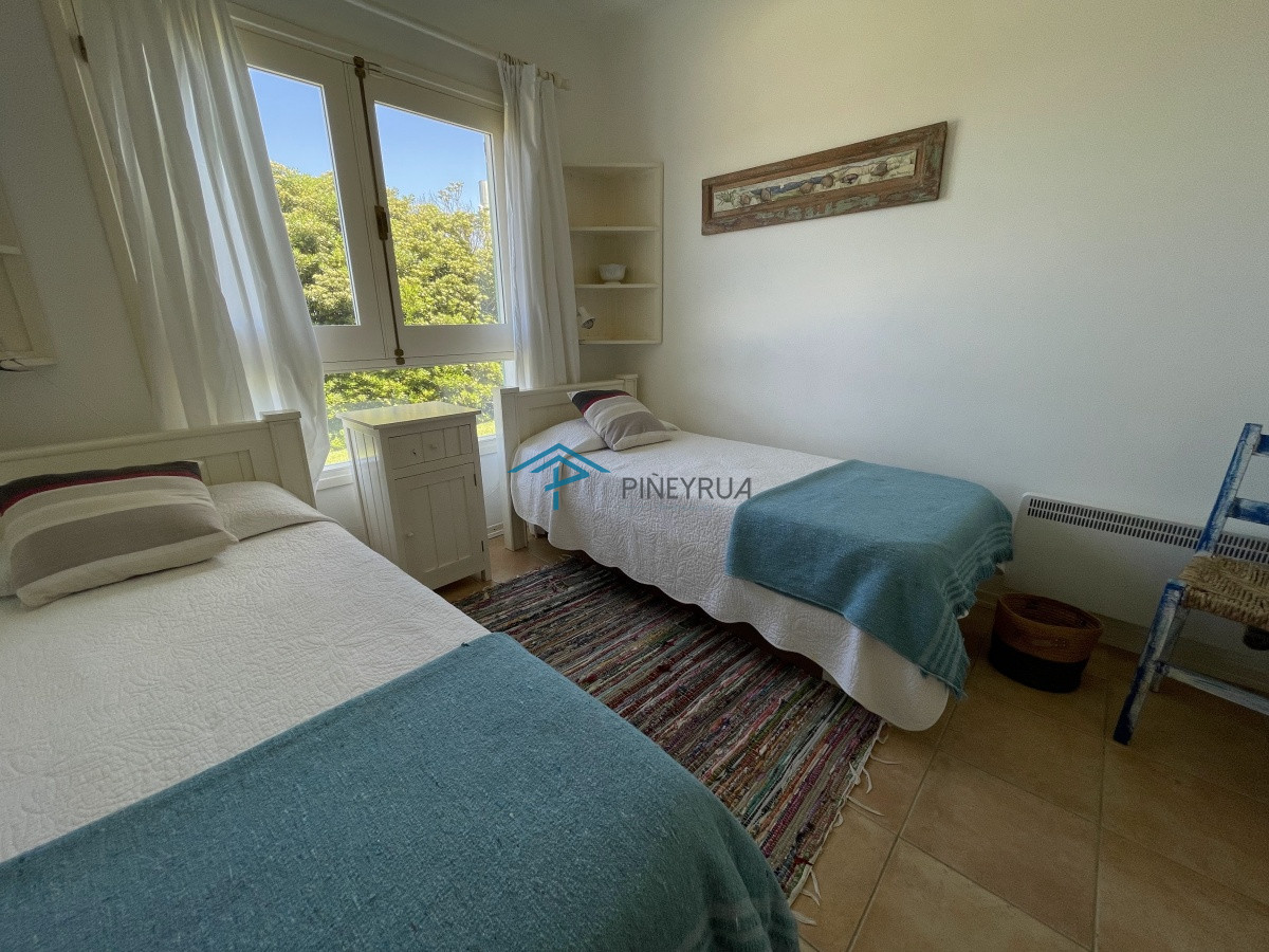 Casa ID.201 - Venta de casa amplia de construcción sólida sobre primera fila de Mar en La Juanita, José Ignacio