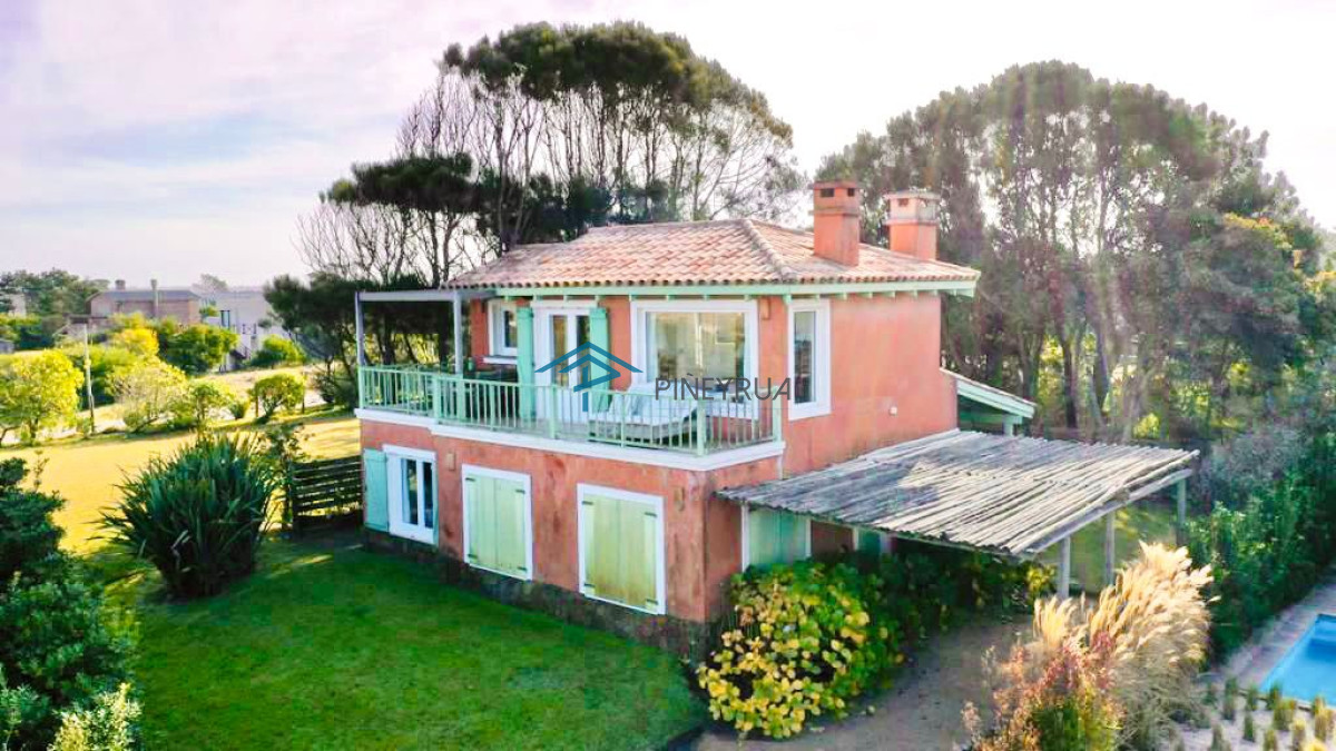 Casa ID.201 - Venta de casa amplia de construcción sólida sobre primera fila de Mar en La Juanita, José Ignacio