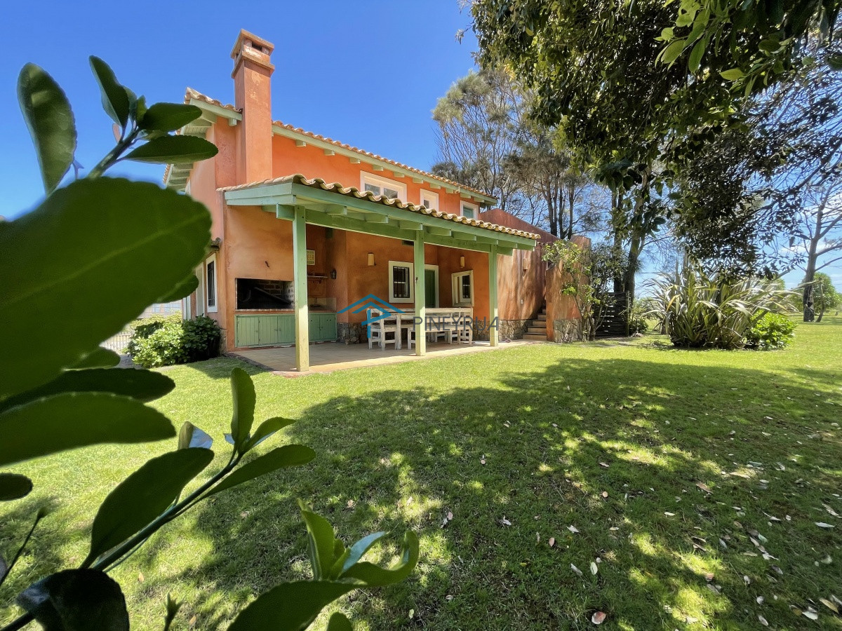 Casa ID.201 - Venta de casa amplia de construcción sólida sobre primera fila de Mar en La Juanita, José Ignacio
