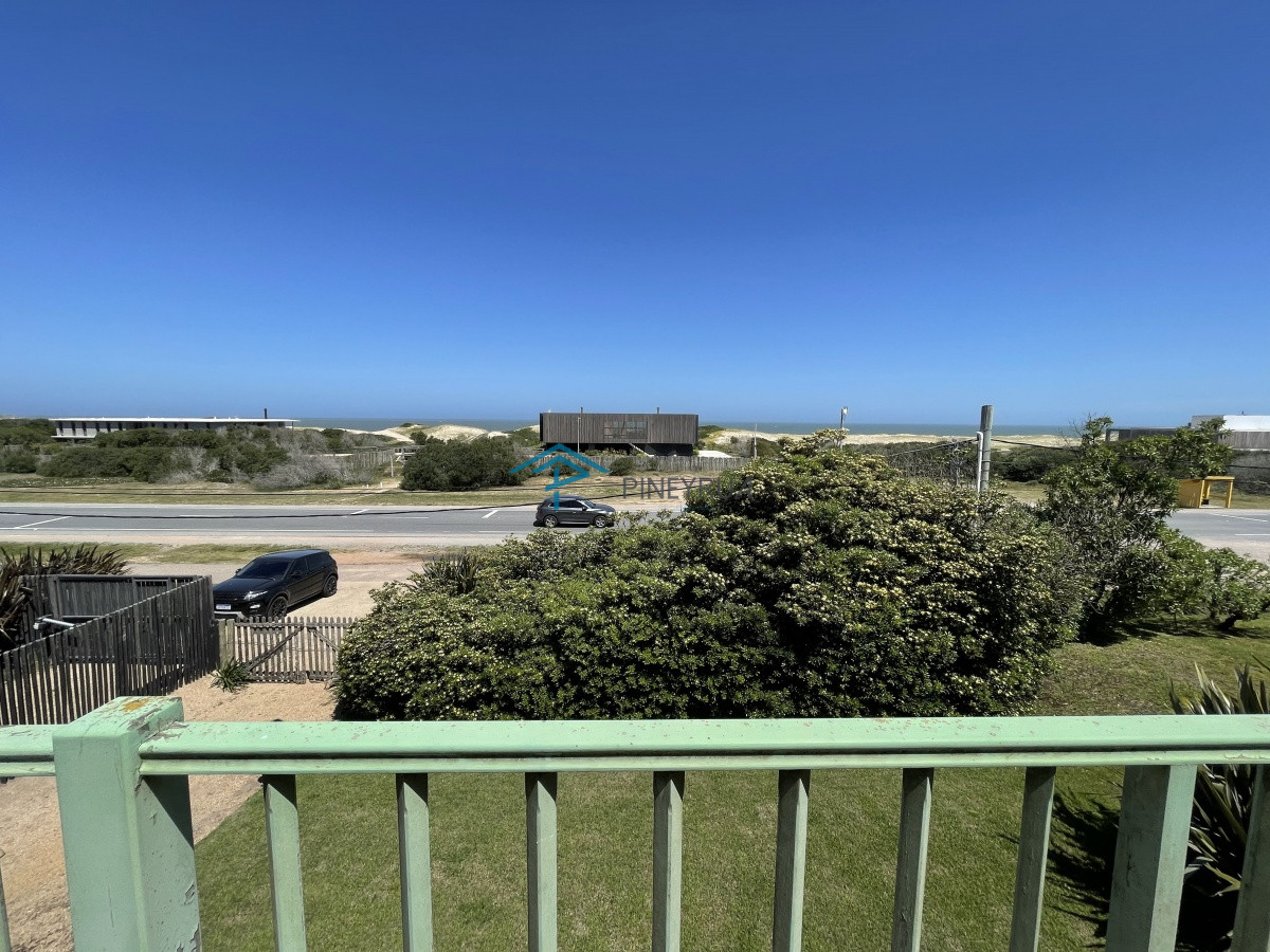 Casa ID.201 - Venta de casa amplia de construcción sólida sobre primera fila de Mar en La Juanita, José Ignacio