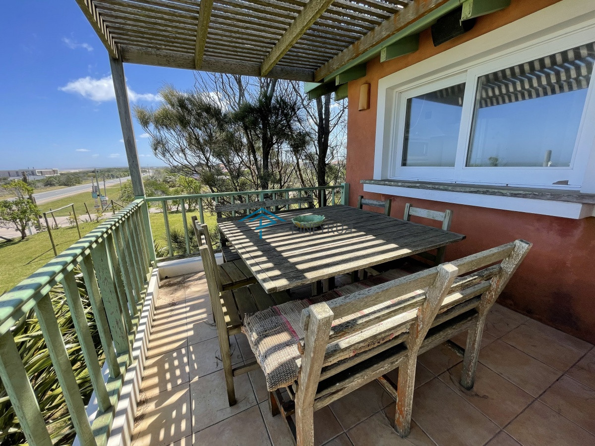 Casa ID.201 - Venta de casa amplia de construcción sólida sobre primera fila de Mar en La Juanita, José Ignacio