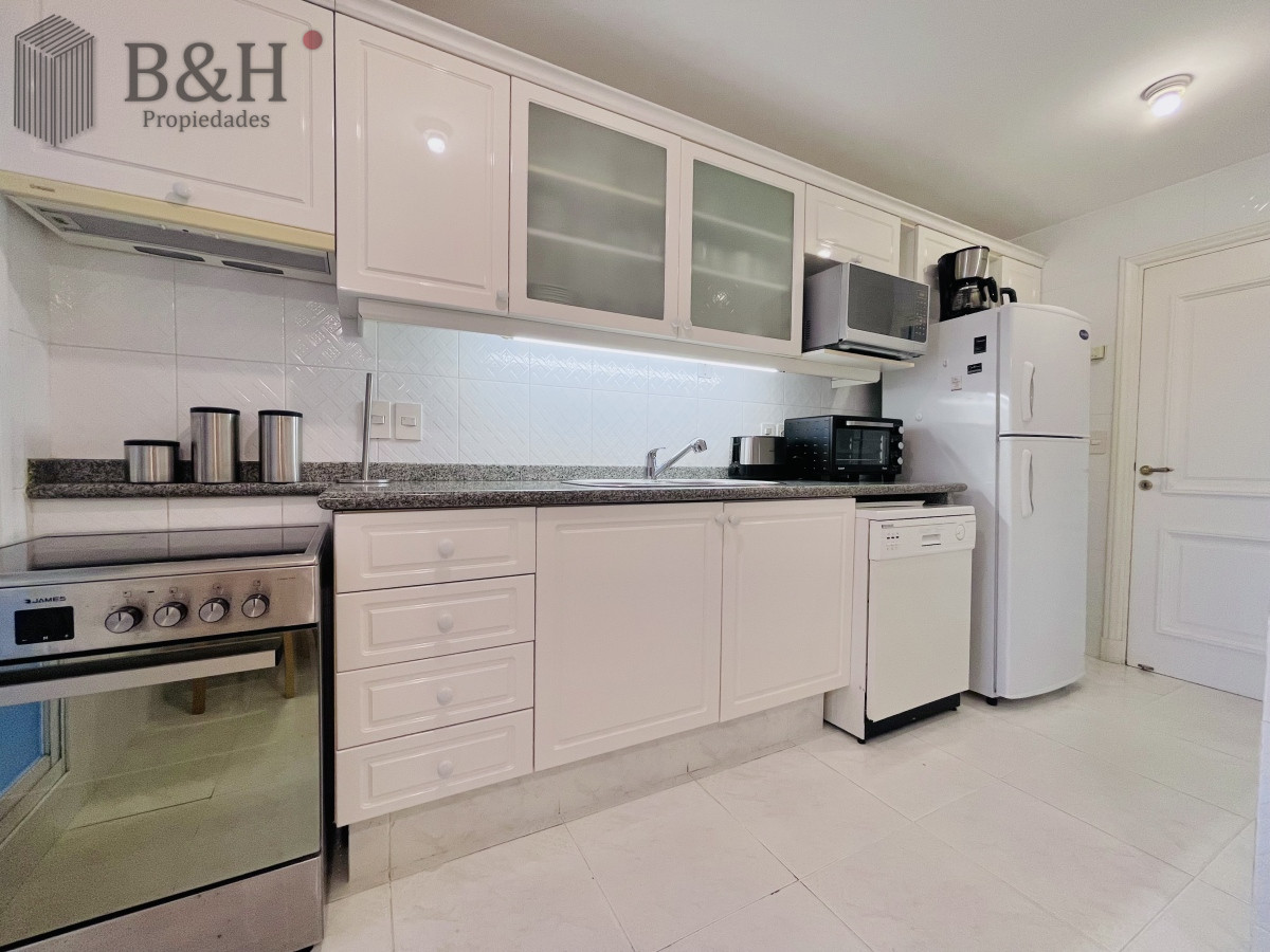 Apartamento ID.2030 - Apartamento de 3 Dormitorios sobre Playa Mansa, en Venta y Alquiler