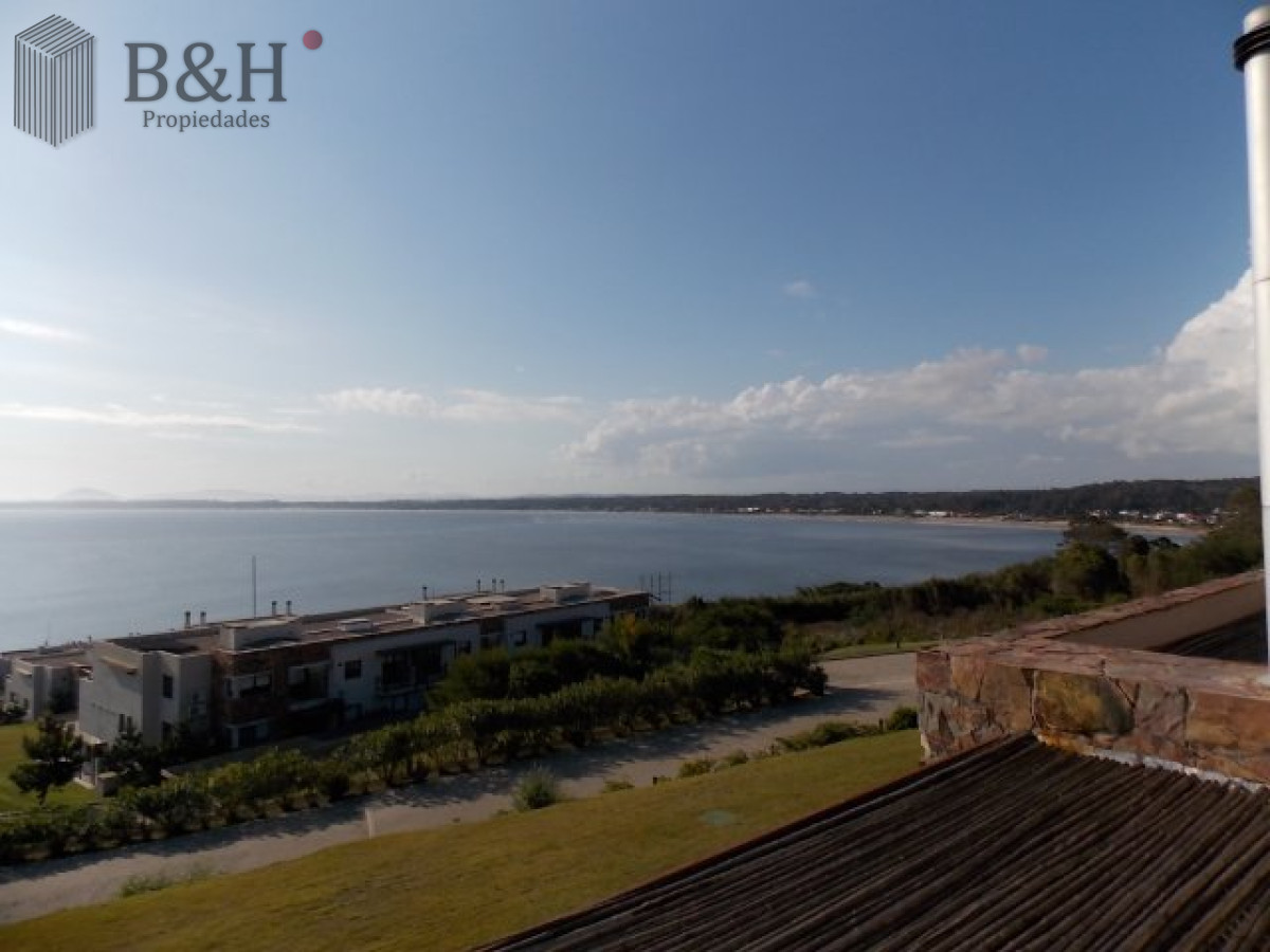 Apartamento ID.6472 - Excelente y amplio departamento duplex en venta de 3 dormitorios mas dependencia con parrillero, Punta Ballena