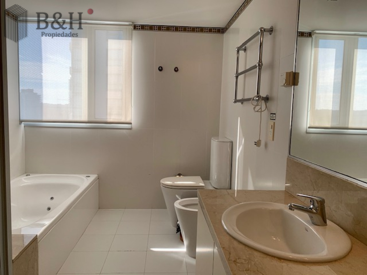 Apartamento ID.5732 - Venta y alquiler temporario de apartamento de tres dormitorios mas dependencia de servicio en Playa Brava
